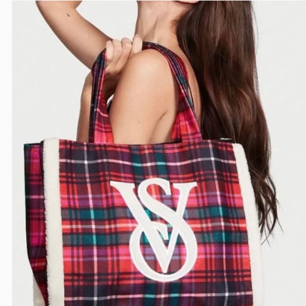 Victoria’s Secret 2022 Holiday Tote and Blanket - Picture 3 of 4